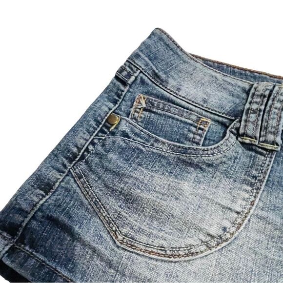 10/$25🦋 Truce Medium Wash Low Rise Denim Shorts - Size 5 - Picture 3 of 11